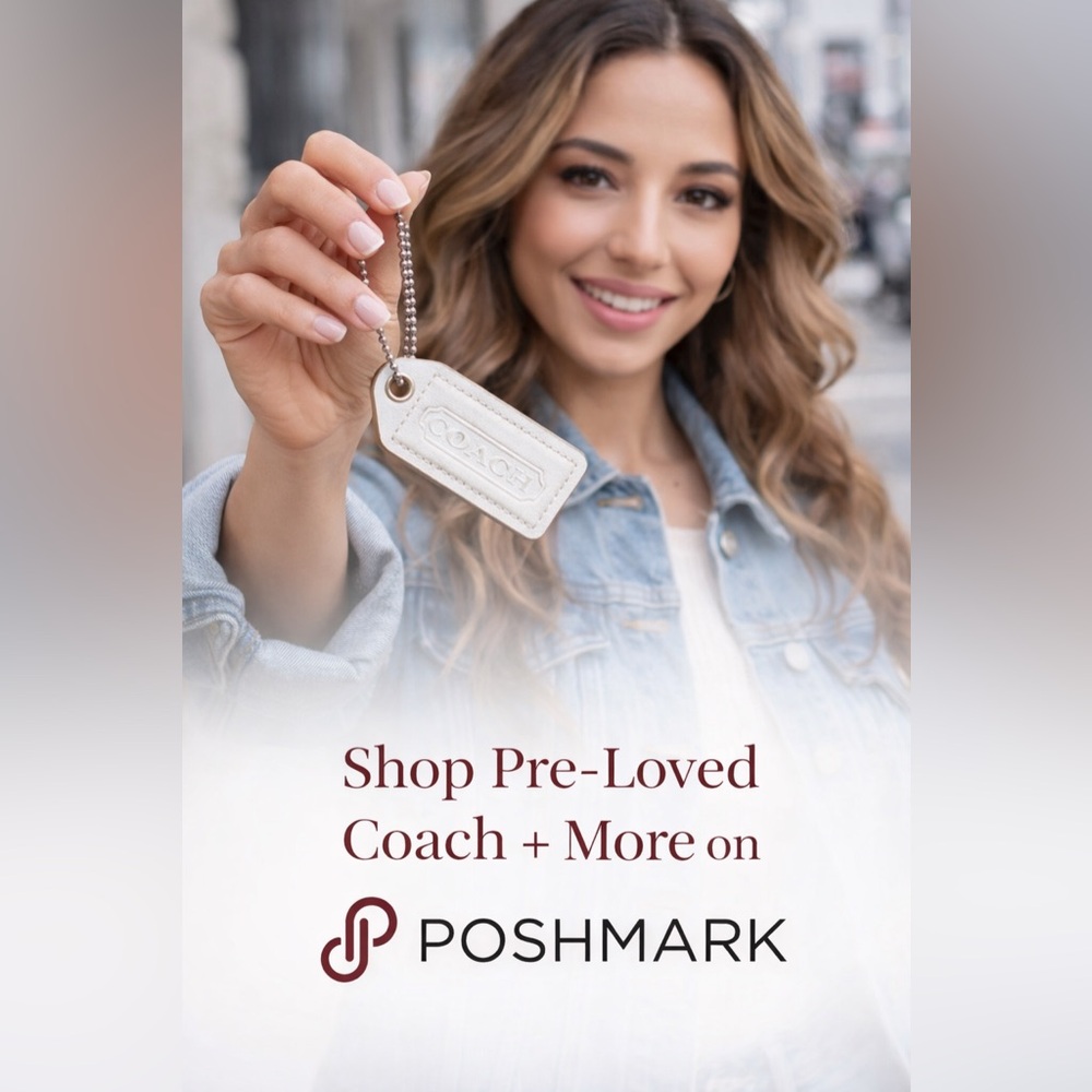 🤍 Coach White Leather Keychain – Classic & Chic 🤍